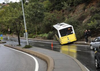 Virajı Alamayan Özel Halk Otobüsü Kaldırıma Çıktı