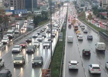 Yağışlı Hava İstanbul’da Trafik Akışına Engel Oluyor