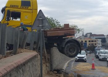 Yağmurun Etkisiyle Bariyere Çarpan Tır Askıda Kaldı