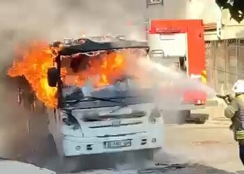 Yanan Servis Minibüsü Kullanılamaz Hale Geldi