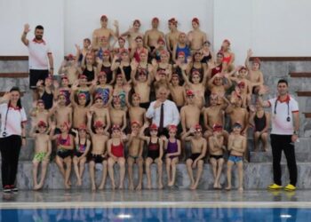 Yaz okullarında eğitim ile cümbüş bir ortada