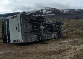 Van’da Yolcu Midibüsü Devrildi: 27 Kişi Yaralandı