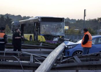 Yoldan Çıkan İETT Otobüsü Aydınlatma Direğine Çarptı