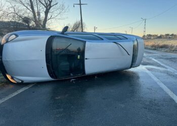 Buzlanan Yolda Kayan Otomobil Yan Yattı