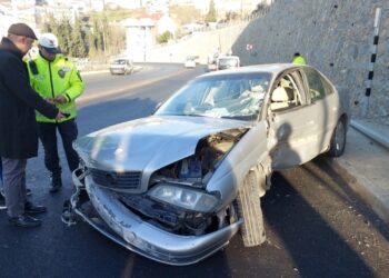 Aydınlatma Direğine Çarpan Otomobil Sürücüsü Ağır Yaralandı