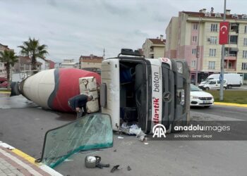 Kocaeli’de Devrilen Beton Mikserinin Sürücüsü Yaralandı