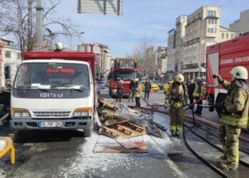 Beyoğlu’nda Park Halindeki Kamyonette Çıkan Yangın Söndürüldü