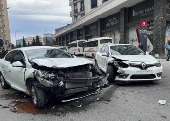 Park Halindeki Araca Çarpan Otomobilde Bir Kişi Yaralandı