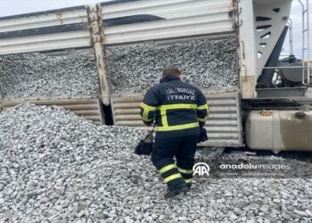 Kırklareli’nde Tırın Dorsesinden Dökülen Mıcırın Altında Kalan İşçi Yyaralandı