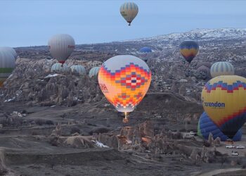 Rüzgar ve Sis Kapadokya’da Sıcak Hava Balon Turlarına Engel Oldu