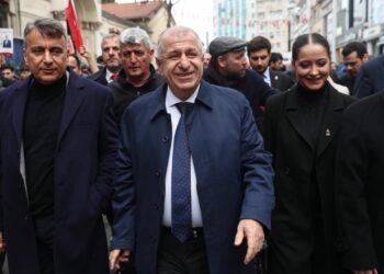 Zafer Partisi Genel Başkanı Özdağ İstiklal Caddesi’nde Vatandaşlarla Bir Araya Geldi