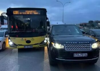Kadıköy’de Otomobile Çarpan İETT Otobüsünün Şoförü Aracını Sürücünün Üzerine Sürdü