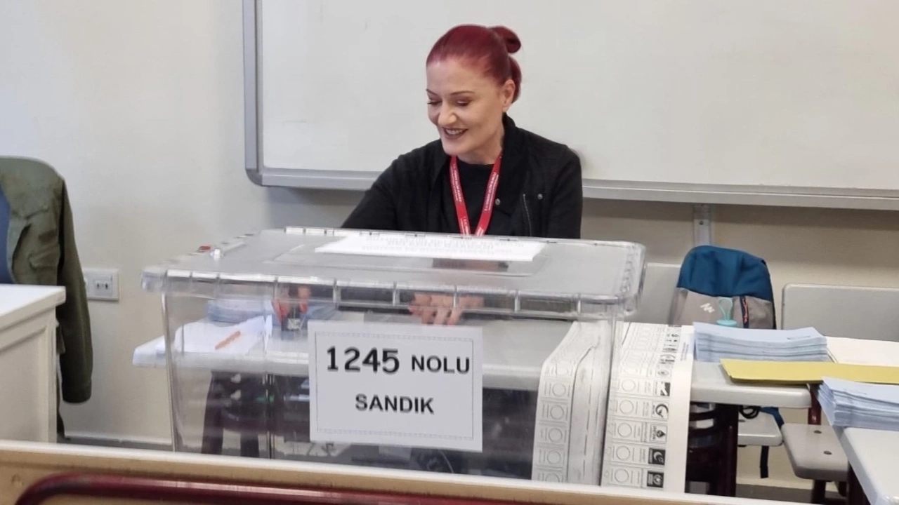 Candan Erçetin, Beşiktaş’ta Bir Okulda Sandık Kurulu Üyesi Oldu