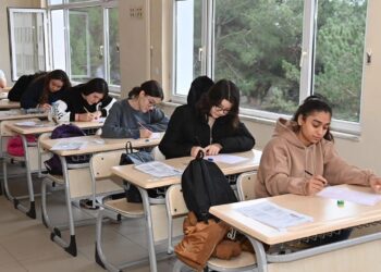 Üniversite Adayları İçin Deneme Sınavı Yapıldı
