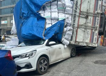 Esenyurt’ta İplik Yüklü Kamyon Park Halindeki Araçların Üzerine Devrildi