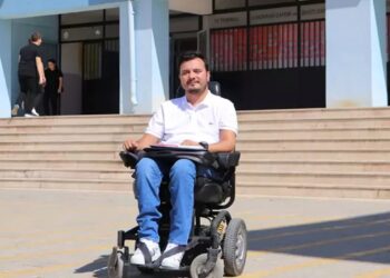 Bedensel Engelli Öğretmen Verdiği Yaşam Mücadelesini Öğrencilerle Paylaştı