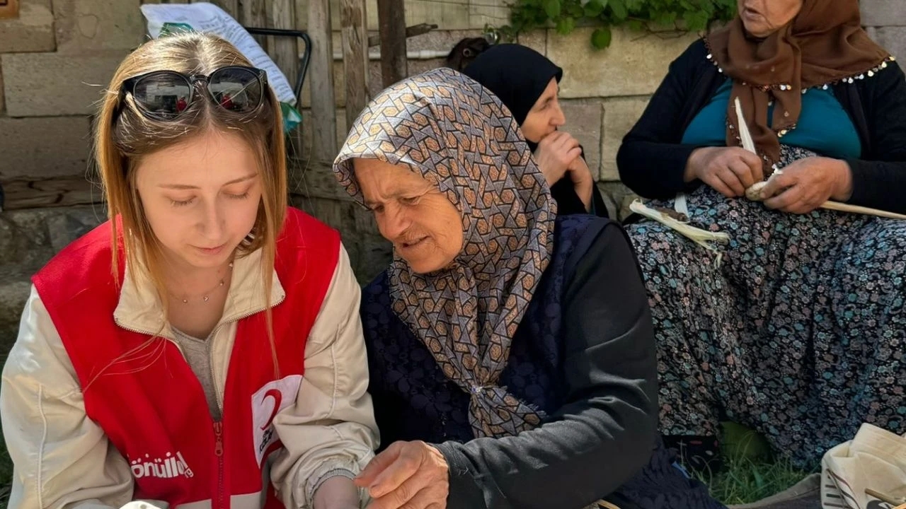 Kızılay Gönüllüleri Köylerde Kadınlara Destek Oluyor