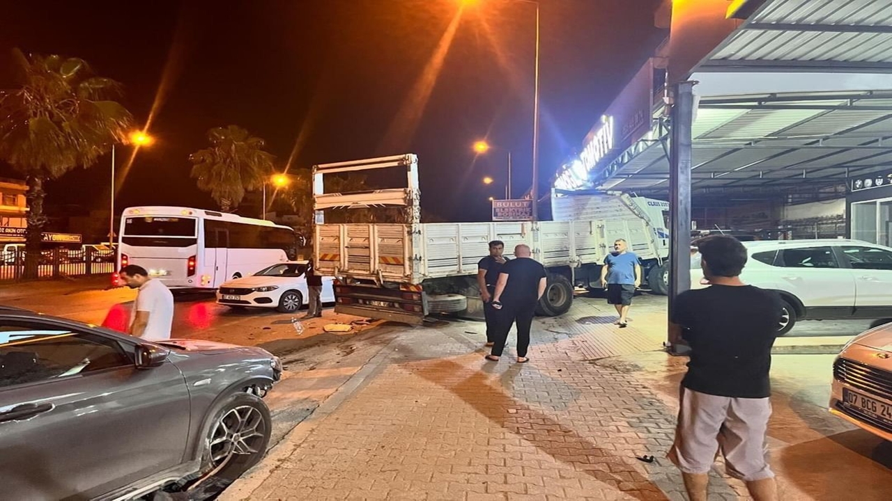 Antalya’da Bir Kamyon Park Halindeki Araçlara Çarptı