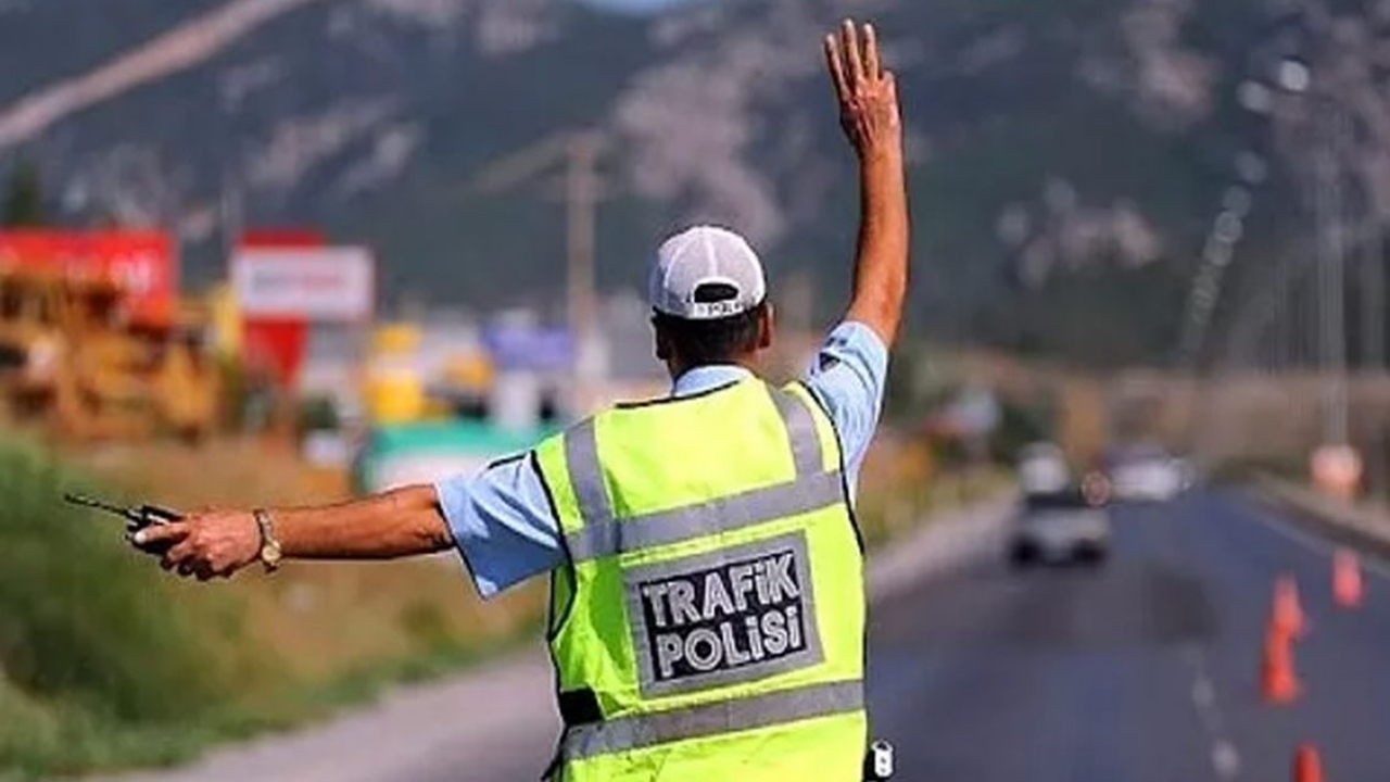 Kasasında 4 Kişiyi Ayakta Taşıyan Kamyonet Sürücüsüne Ceza