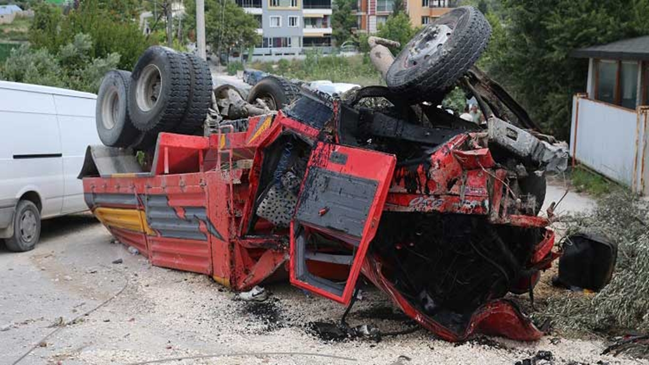 Hafriyat Kamyonu Devrildi: Sürücü Yaralandı