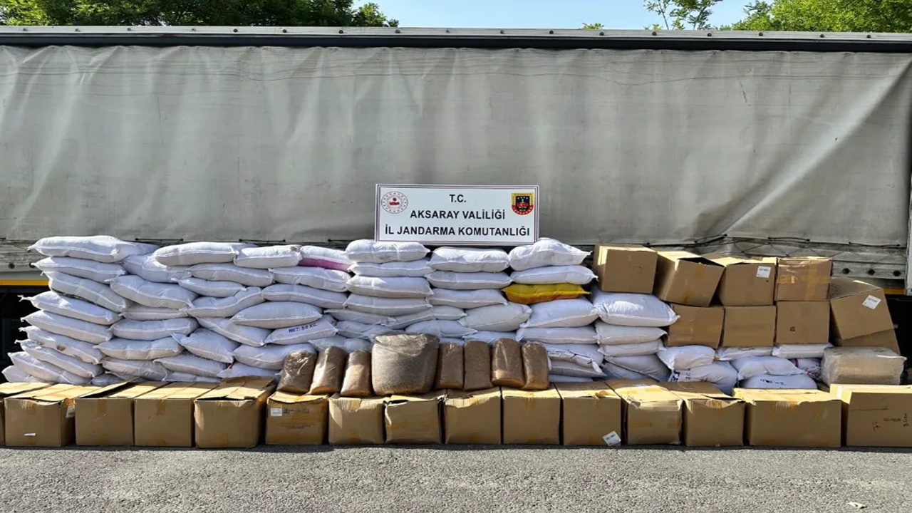 Aksaray’da İki Tırda Kaçak Tütün ve Makaron Ele Geçirildi