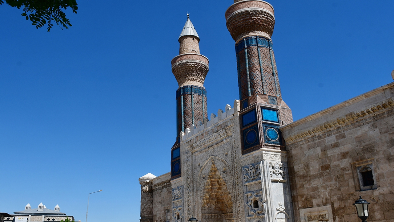Mavi Medrese Ziyaretçi Akınına Uğruyor