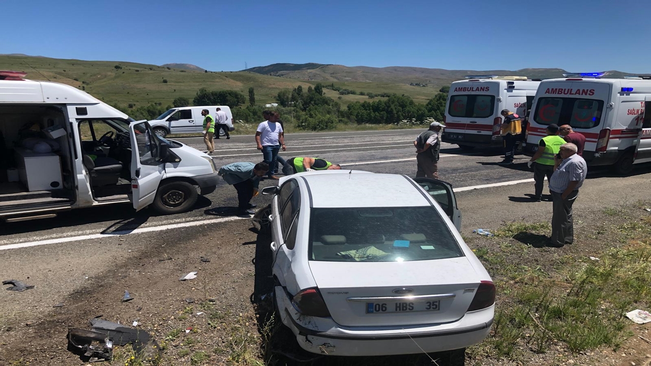 İmranlı’da Otomobil Toprak Yığınına Çarptı