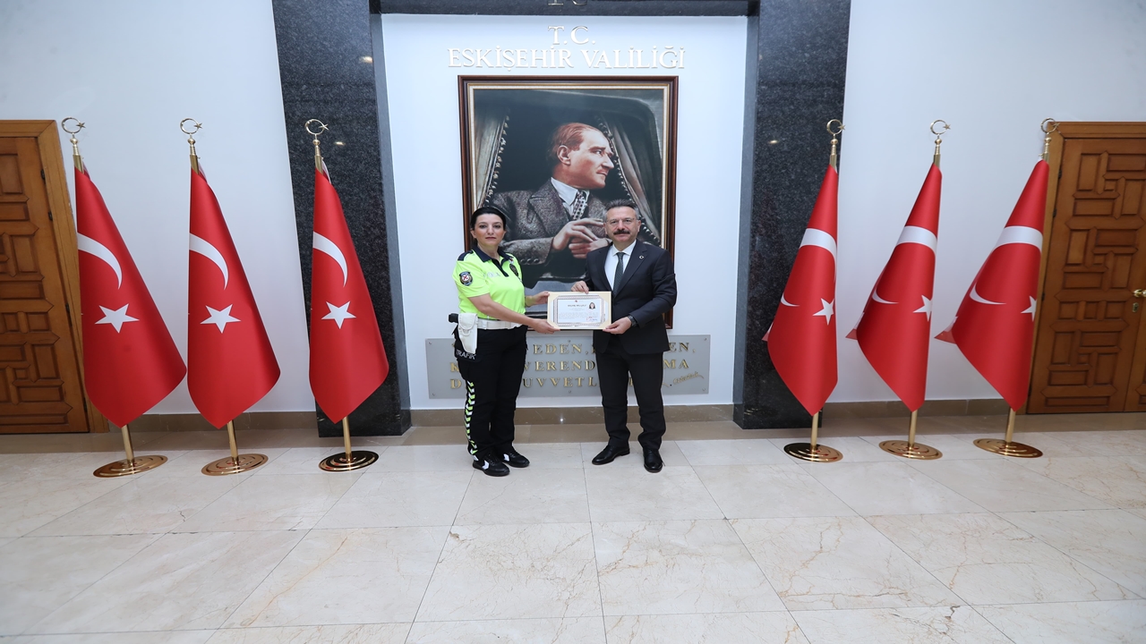 Polis Memuru Nihal Uzpeder’e Ödül Vali Aksoy’dan Geldi