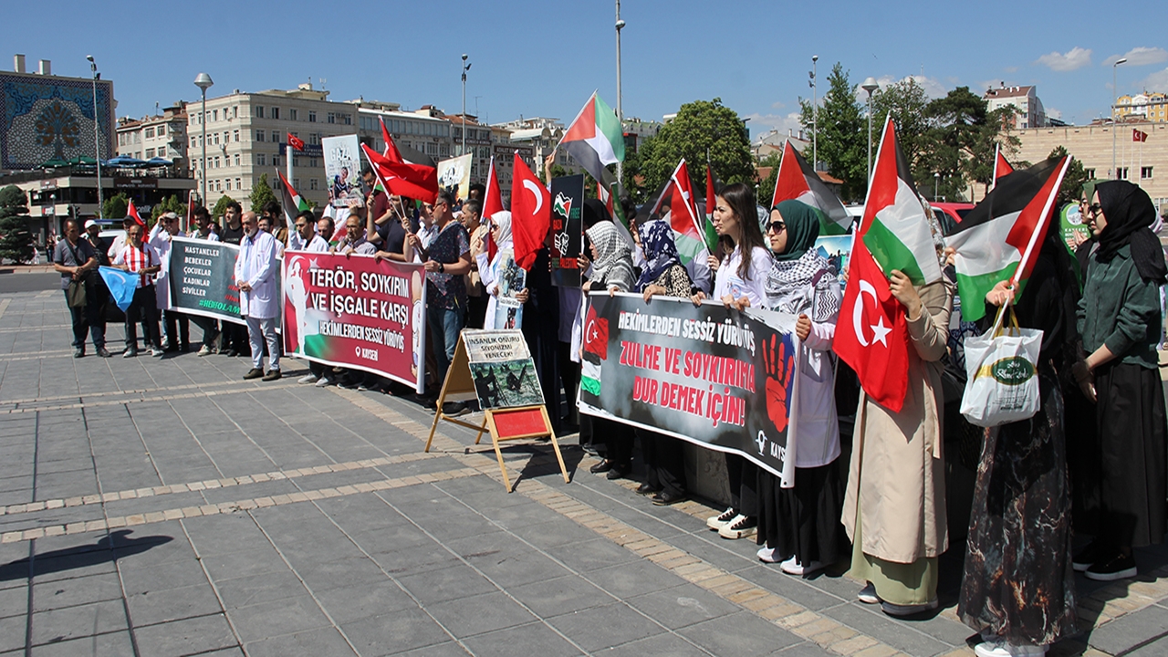 Sağlık Çalışanları İsrail’i Protesto Etti