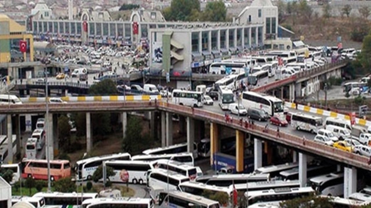 Bayram Tatilinin Bitmesiyle Büyük İstanbul Otogarı Dolup Taşıyor