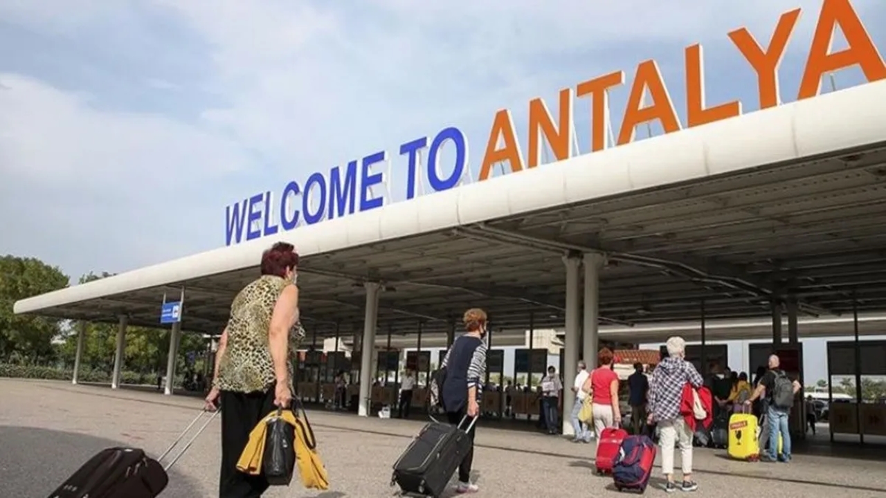 Antalyada Havalimanı Uçak Trafiği Rekoru Yenilendi
