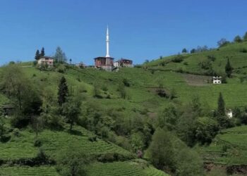 Rize Sütlüce köyündeki Aron Tepesi manzarası
