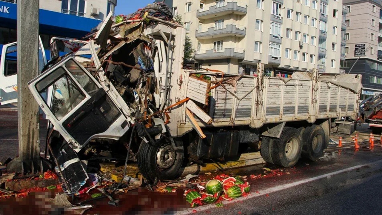 Yön Tabelası Direğine Çarpan Sürücü Hayatını Kaybetti
