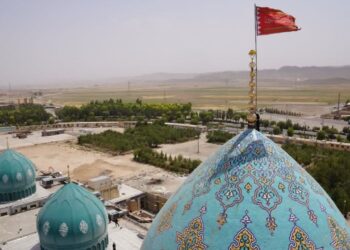 İran'daki camide asılan kırmızı bayrak - kızıl sancak görseli