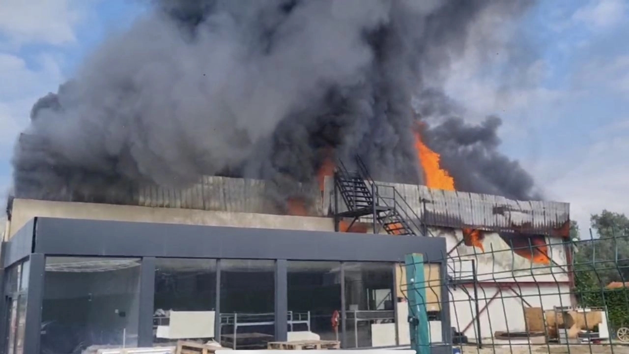 İznik’teki Soğuk Hava Deposunda Yangın: Büyük Hasar Oluştu