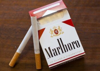 Marlboro sigara paketi ve 2 adet sigara