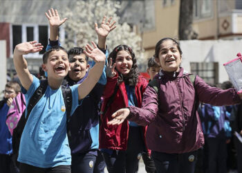 Ara Tatile çıkan öğrenciler