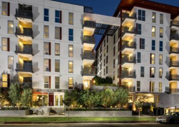 Gece saatlerinde apartman görüntüsü