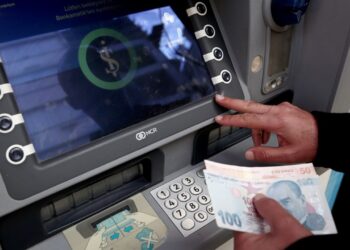 ATM'den para çeken bir kişi