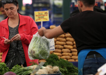 Semt pazarında alışveriş yapan bir kadın