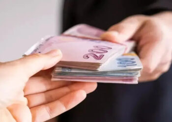 Bir deste para veren ve alan el görüntüsü