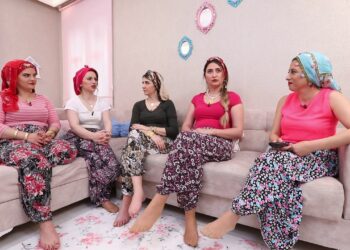 Gelin Evini programından bir kare. 5 gelin odada oturuyor