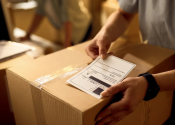 kargo alan bir görevli