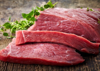 Dilim dilim kesilmiş taze kırmızı et