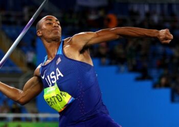 Olimpiyatlarda sırık atan bir sporcu