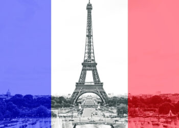 Fransa bayrakları temalı Eyfel Kulesi