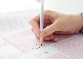 Sınav formu dolduran bir kişi