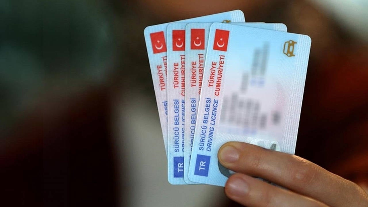 Yeni yılda yeni ehliyet sistemine geçilecek olması nedeniyle 6 milyonu aşkın sürücüye uyarı yapıldı. İşte detaylar.