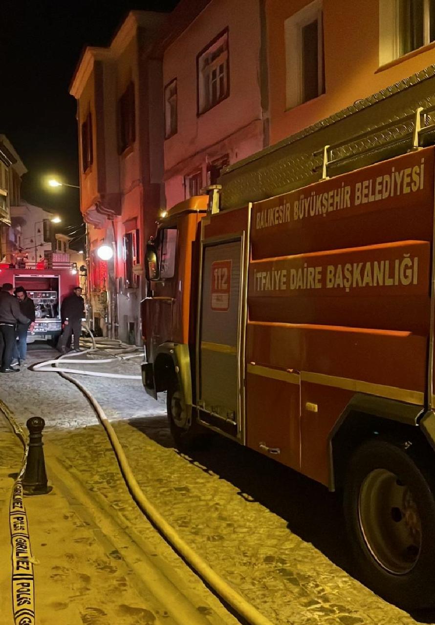 Balıkesir’de çıkan yangında 3 bina kullanılamaz hale geldi haberi