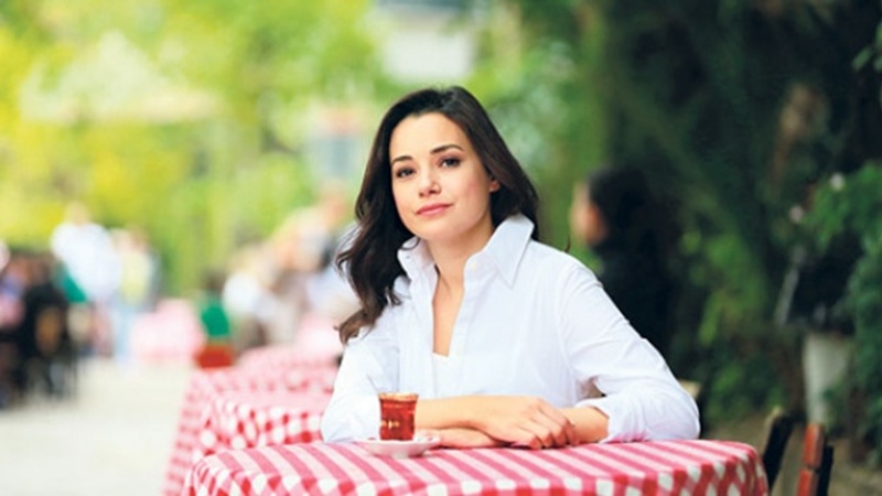 Özgü Namal Kıskanmak Dizisiyle Ekranlara Dönüyor